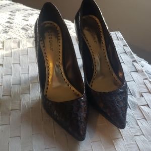 Vintage snake skin pump BCBG Girls